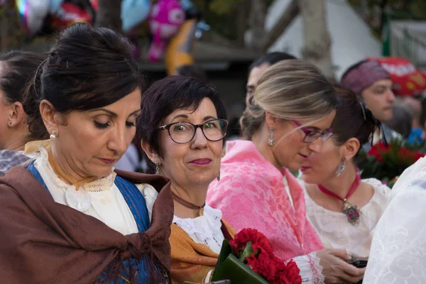 Kobiety Ubrane Tradycyjny Strój Podczas Corocznych Obchodów Miasta Saragossa Hiszpanii — Zdjęcie stockowe