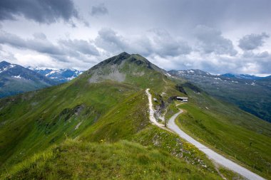  Dağlarda manzara, dağlarda dağ yolu, dağlarla ve gökyüzüyle manzara, dağlara giden yol.