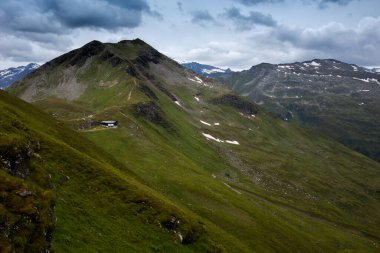  Dağlarda manzara, dağlarda dağ yolu, dağlarla ve gökyüzüyle manzara, dağlara giden yol.