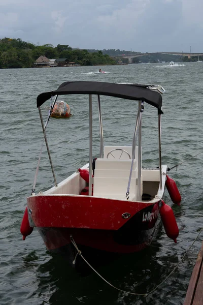 Teknenin kıyısında, denize yakın bir yerde.