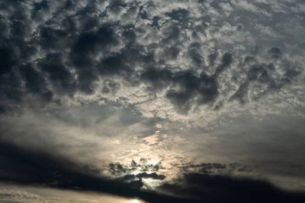 akşam gökyüzünde kara bulutlar