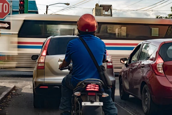 Şehirde genç bir çift