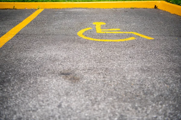 Yoldaki park levhası