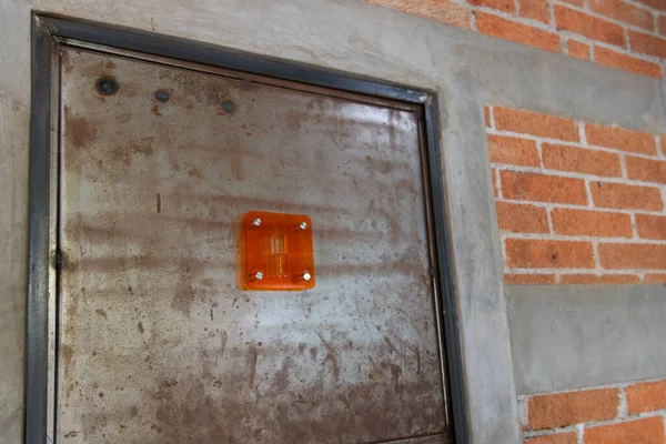 Duvardaki eski kapı.