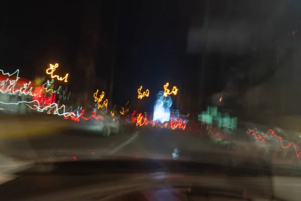 Gece bir otoyolda trafik ışıkları