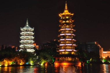 Guilin 'de aydınlatılmış pagodalar.