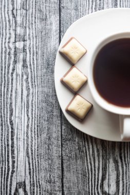 Beyaz fincanda kahve, gri ahşap arka planda beyaz bir fincan.