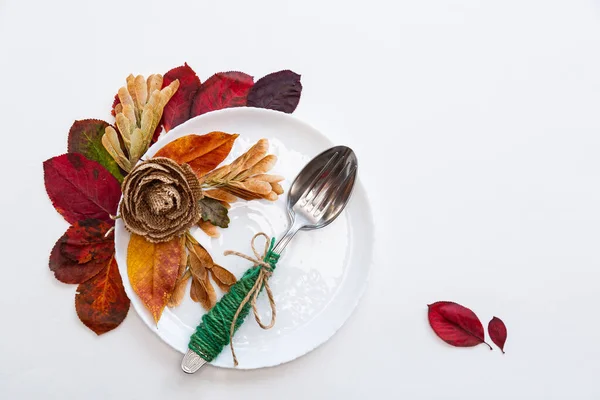 Sonbahar Yapraklı Beyaz Tabak Çatal Bıçak Takımı Beyaz Arka Planda — Stok fotoğraf