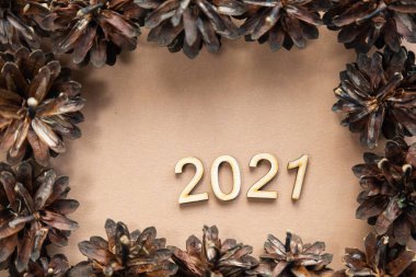 2021 ahşap şenlik kompozisyonu ve kopyalanmış kozalakları. Yeni yıl ve Noel konsepti