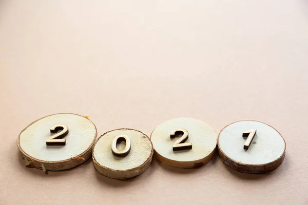 Bej arka planda, fotokopi alanı olan 2021 ahşap şenlik kompozisyonu. Yeni yıl ve Noel konsepti