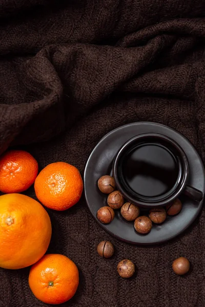 Aconchegante Casa Atmosfera Xícara Café Com Tangerinas Nozes Fundo Cobertor — Fotografia de Stock