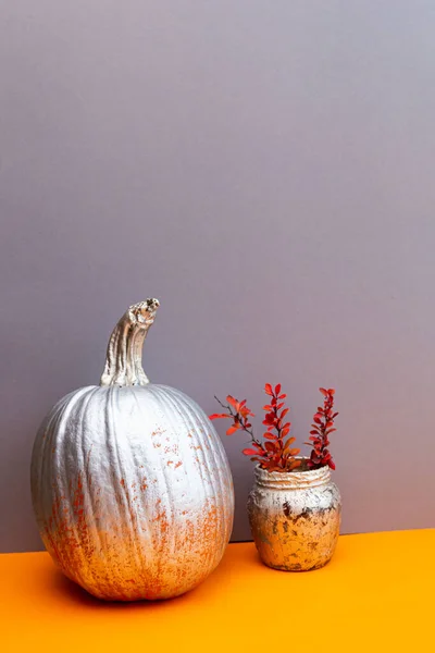 Composizione Festiva Halloween Natura Morta Zucca Dipinta Con Vernice Argento — Foto Stock