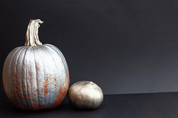 Composição Festiva Halloween Natureza Morta Abóbora Pintada Com Tinta Prata — Fotografia de Stock