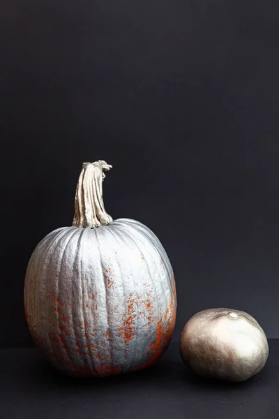 Composição Festiva Halloween Natureza Morta Abóbora Pintada Com Tinta Prata — Fotografia de Stock