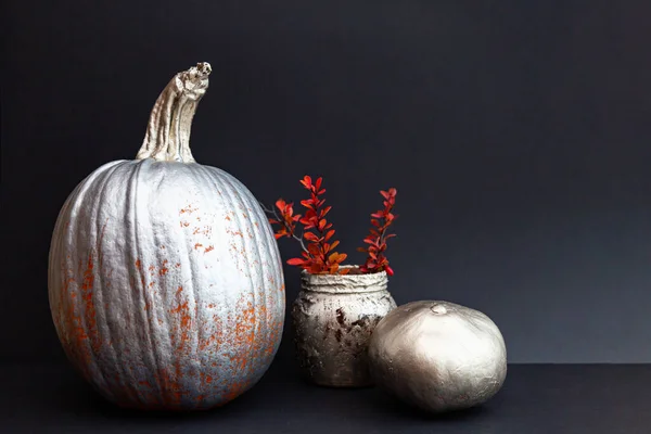 Composición Festiva Halloween Bodegón Calabaza Pintado Con Pintura Plata Oro —  Fotos de Stock