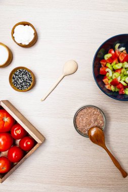 Kerevizli salata, domates ve ton balığı. Hafif ahşap masa manzaralı salata malzemeleri