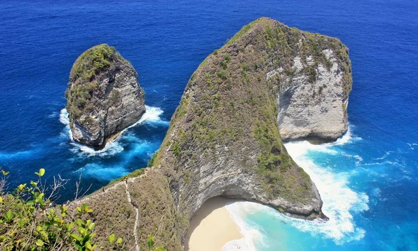 Kelingking Beach Rex Cliffs Rodeado Hermosas Aguas Azules Profundas Nusa — Foto de Stock