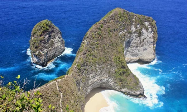 Kelingking Sahili, T-Rex Kayalıkları, Nusa Penida, Endonezya 'da güzel mavi sularla çevrili.