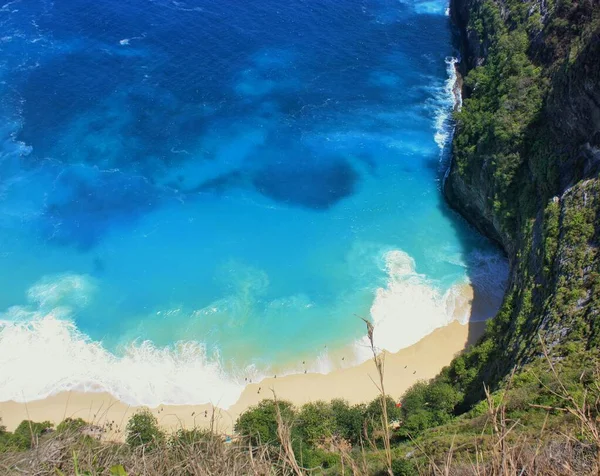 Água Azul Profunda Azul Turquesa Abaixo Praia Kelingking Fundo Das — Fotografia de Stock