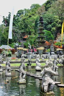 Endonezya, Bali 'de heykel ve çeşme oyulmuş.