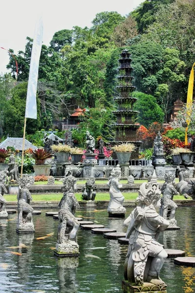 Endonezya, Bali 'de heykel ve çeşme oyulmuş.