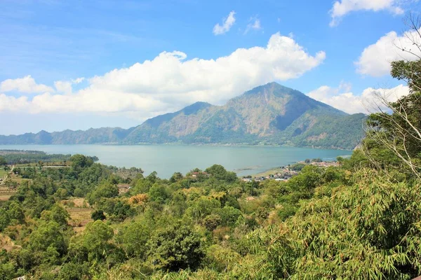 Önünde bereketli bir yeşillik olan Batur Gölü, Bali Endonezya
