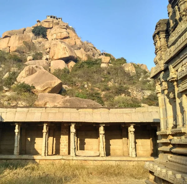 Achyuta Raya Tapınağı kalıntıları. Matanga Tepesi, Hampi, Karnataka, Hindistan manzaralı. Antik, kutsal arkeolojik bölge, Hampi, Hindistan