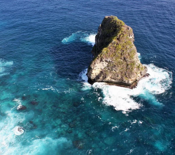 Scénický Pohled Skalní Ostrov Jasně Tyrkysově Modrým Mořem Podél Pobřeží — Stock fotografie
