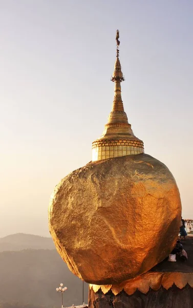Kyaiktiyo pagoda ya da altın kaya pagoda, Myanmar 'da gün batımında izlenen önemli bir Budist hac alanı.
