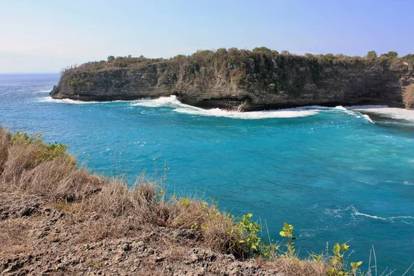 Scénický Pohled Útesy Modrou Oceánskou Vodu Blízkosti Angel Billabong Nusa — Stock fotografie