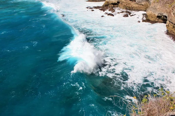 Olas Rompiendo Cerca Rocas Hermosas Aguas Azules Nusa Penida Indonesia — Foto de Stock