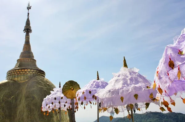 Kyaiktiyo pagoda veya Altın Kaya pagoda, Myanmar 'da Pembe şemsiyeli bir Budist hac alanı.