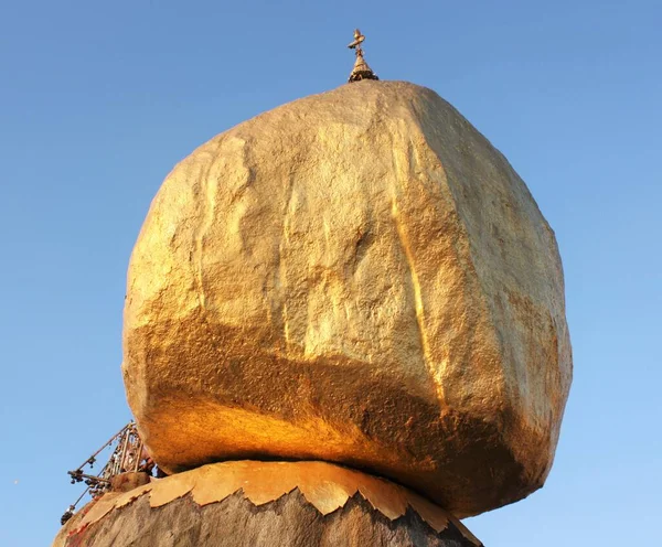 Kyaiktiyo pagoda ya da altın kaya pagoda, Myanmar 'daki bir Budist hac alanı.