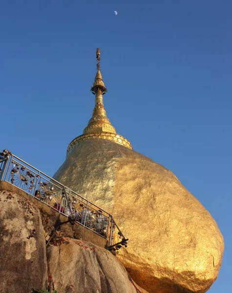 Kyaiktiyo Pagoda Golden Rock Pagoda Lugar Peregrinación Budista Myanmar Con — Foto de Stock