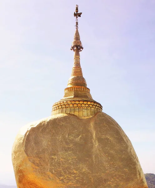 Kyaiktiyo pagoda ya da altın kaya pagoda, Myanmar 'daki bir Budist hac alanı.