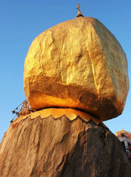 Kyaiktiyo pagoda veya Myanmar 'da büyük dengeli bir kayadan oluşan bir Budist hac alanı olan Golden Rock pagoda.