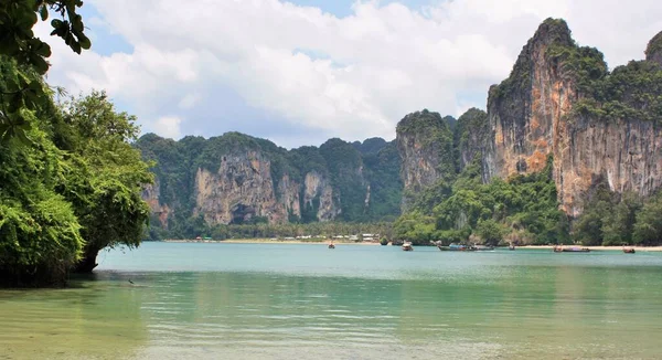 Tayland 'ın Krabi eyaletindeki Railay West Beach üzerindeki dik kireçtaşı uçurumlarının manzarası.