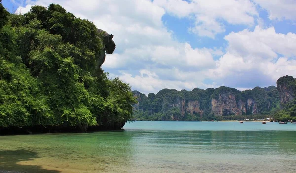 Meredek Mészkő Sziklák Emelkedik Magasan Víz Felett Railay West Beach — Stock Fotó