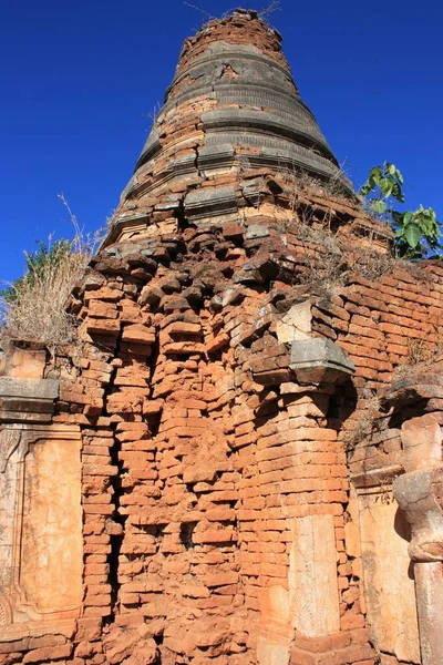 Ruinas Una Antigua Pagoda Piedra Hecha Ladrillos Dien Ubicada Lado —  Fotos de Stock