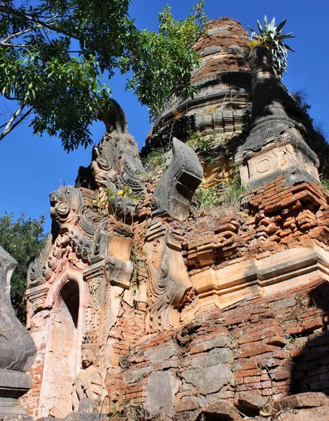 Ruinas Una Vieja Pagoda Piedra Hecha Ladrillos Con Plantas Verdes — Foto de Stock