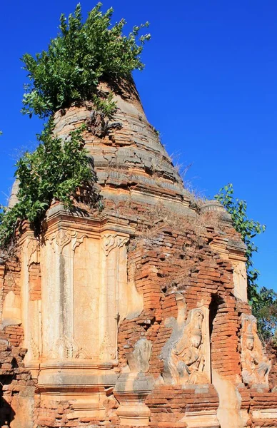 Rovine Sgretolanti Una Vecchia Pagoda Pietra Fatta Mattoni Con Piante — Foto Stock