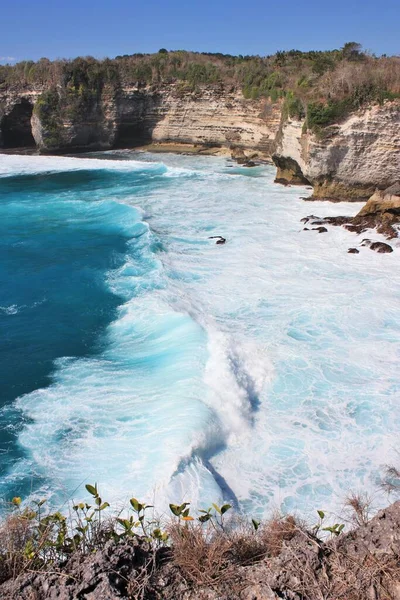 Olas Rompiendo Agua Azul Turquesa Del Océano Nusa Penida Indonesia — Foto de Stock