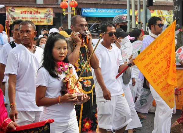 Phuket Town / Tayland - 7 Ekim 2019: Phuket Vejetaryen Festivali veya Dokuz İmparator Tanrısı Festivali sokak geçidi, Taocu heykel taşıyan ve kendinden geçmiş bir kadın veya piercingli Ma Song