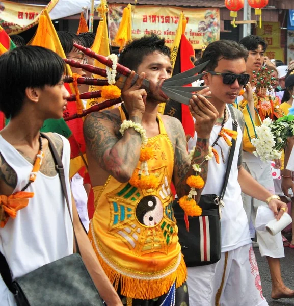 Phuket Town / Tayland - 7 Ekim 2019: Phuket Vejetaryen Festivali veya Dokuz İmparator Tanrısı Festivali sokak geçidi, geçit töreni, kendinden geçmiş dindar ya da Ma Song 'un yanağına beş uzun bıçak saplanmış hali.