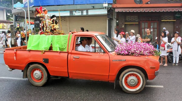 Phuket Town / Tayland - 7 Ekim 2019: Phuket Vejetaryen Festivali veya Dokuz İmparator Tanrısı Festivali sokak geçidi, eski, turuncu bir Datsun kamyonetinin arkasında bir Çin Taoist heykeli ile geçit töreni