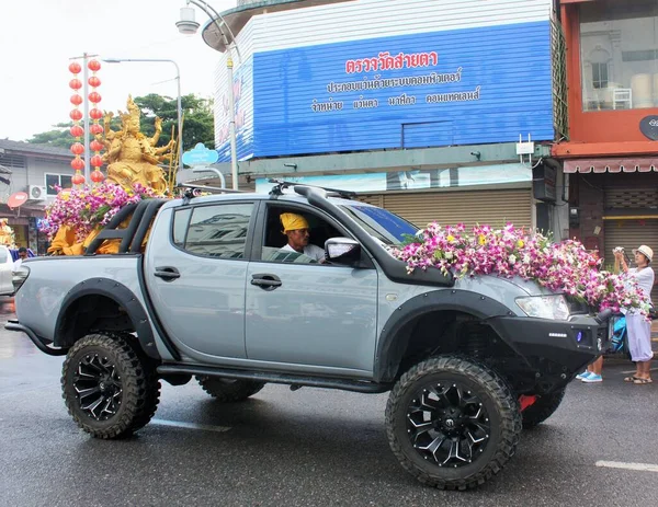 Phuket Town / Tayland - 7 Ekim 2019: Phuket Vejetaryen Festivali veya Dokuz İmparator Tanrısı Festivali sokak geçidi, Taoist heykeli olan Peranakan halkı çiçeklerle kaplı kamyonette