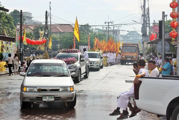 Phuket Town / Tayland - 7 Ekim 2019: Phuket Vejetaryen Festivali veya Dokuz İmparator Tanrısı Festivali sokak geçidi, uzaklarda pankart taşıyan araç ve katılımcılarla geçit töreni