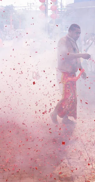 Phuket Town / Tayland - 7 Ekim 2019: Dokuz İmparator Tanrıları Festivali ya da Phuket Vejetaryen Festivali geçidi, Tayland Çinlileri büyülenmiş adam ya da Ma Song patlayan fişekler ve dumanla