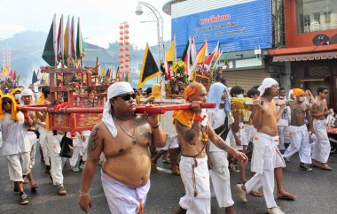 Phuket Town / Tayland - 7 Ekim 2019: Phuket Vejetaryen Festivali veya Dokuz İmparator Tanrısı Festivali sokak geçidi, Taoist heykeller taşıyan Taoist fanatiklerle geçit töreni