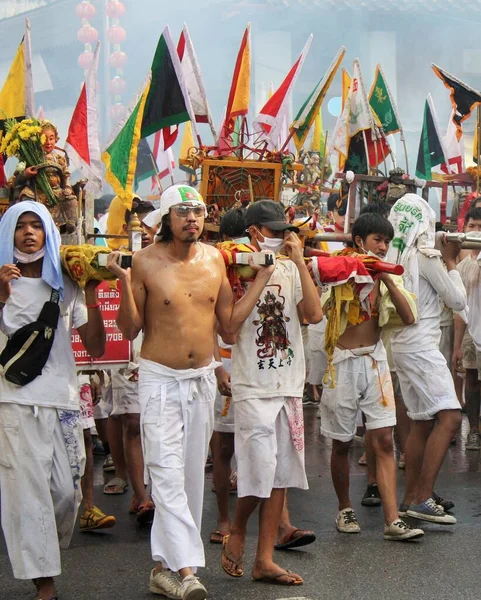 Phuket Town / Tayland - 7 Ekim 2019: Dokuz İmparator Tanrıları Festivali veya Phuket Vejetaryen Festivali sokak alayı, Taoist heykeller ve pankartlar taşıyan Taoist fanatiklerle geçit töreni
